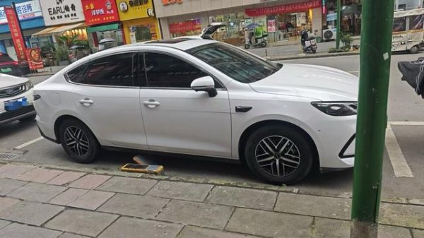 配资手机平台 车辆被私自挪至收费车位，女子“硬刚”收费公司；市监调查：涉嫌使用未经检定合格计量器具